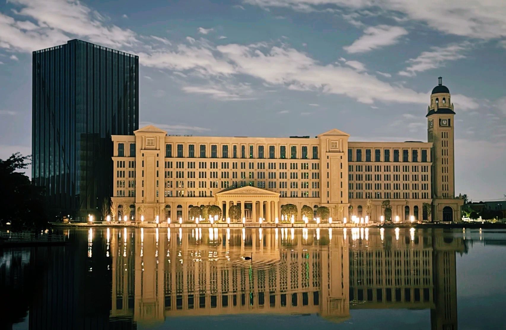 电子科技大学宣邦楼夜景